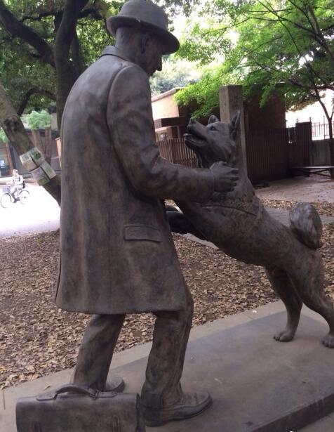 上野英三郎博士和忠犬八公再次相逢的塑像