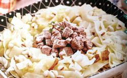 幼犬自制狗粮：牛肉高丽菜炖餐 